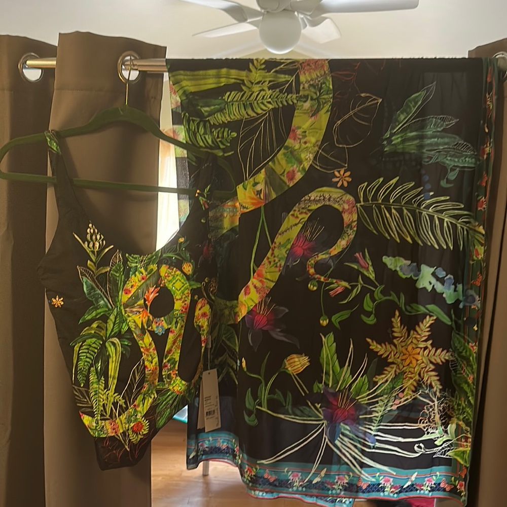 Camilla bathing suit with matching sarong. Free $99 headband included 🖤💚